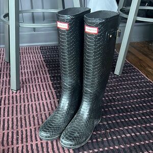 Hunter Black Snake-Patterned Boots